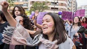 Varias mujeres, en la manifestación del 8 de marzo del 2018 en València.