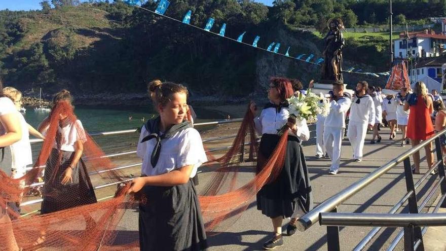 Procesión, ayer por la tarde, en Tazones.