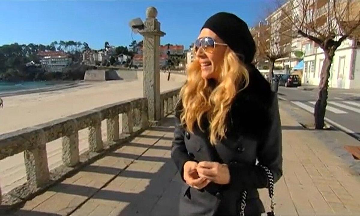 Marta Sánchez paseando por Sanxenxo.