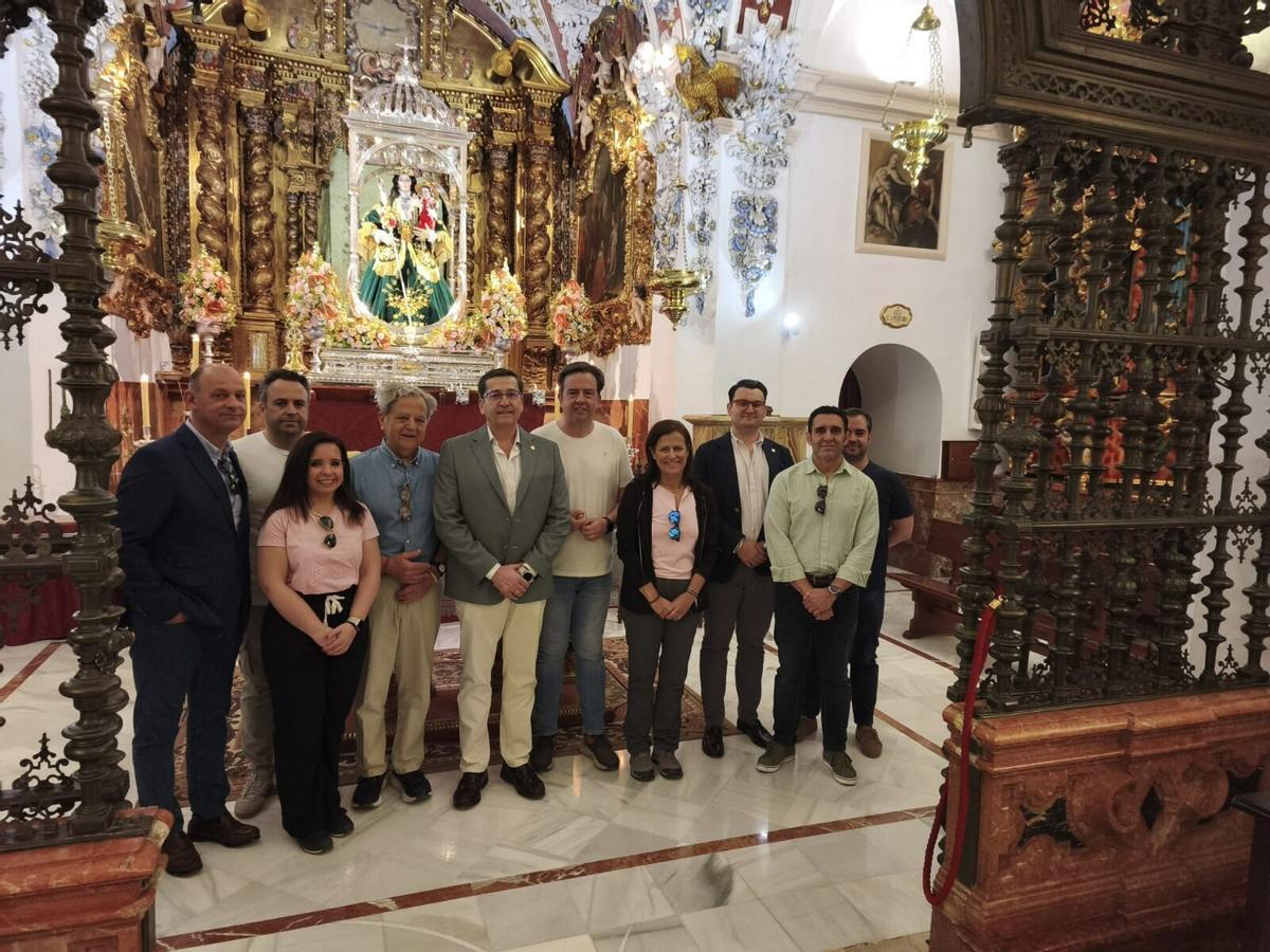 Salvador Fuentes, en el santuario de Aras tras recorrer al pie con el alcalde de Lucena, Aurelio Fernández, el sendero recién arreglado