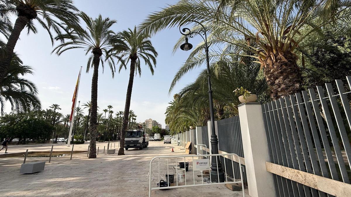 Así son las farolas clásicas que ha extendido el Ayuntamiento de Elche al Paseo de la Estación