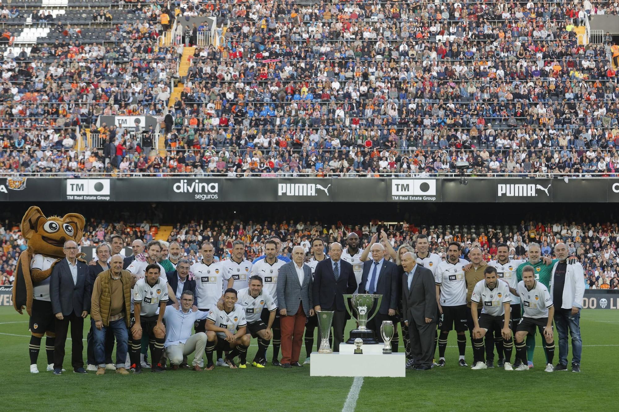 ¡Qué recuerdos! Las fotos del homenaje al Valencia del Triplete