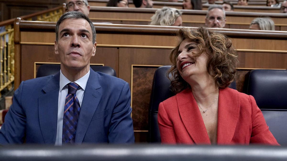 Pedro Sánchez, junto a María Jesús Montero.