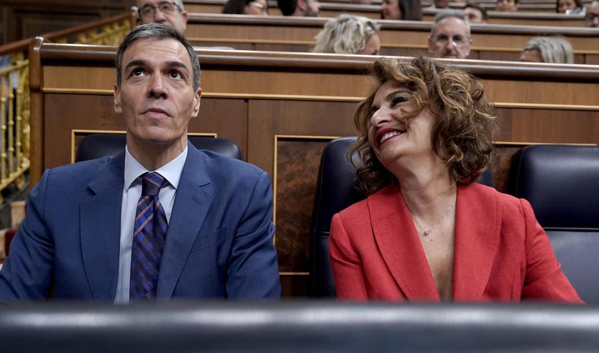 Pedro Sánchez, junto a María Jesús Montero, en el Congreso de los Diputados.