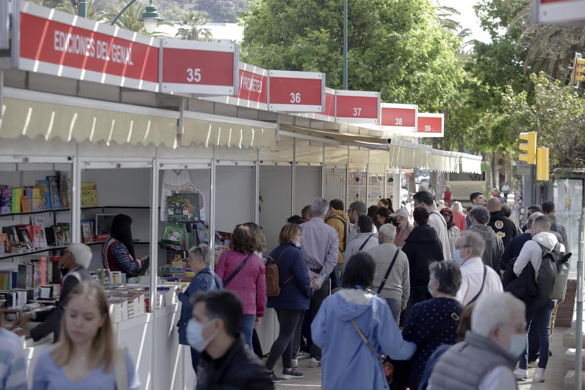 Panorámica de los puestos de la Feria del Libro 2023 de Sevilla en la Plaza Nueva.