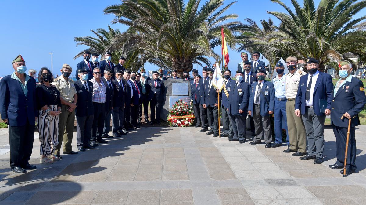 Foto de familia de los asistentes al acto.