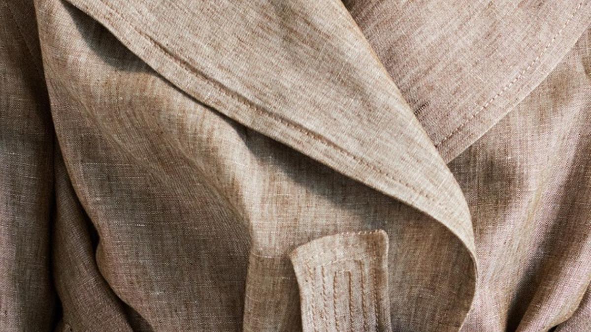 El trench de lino, un 'must' de la temporada que puedes llevar, incluso, a modo de vestido