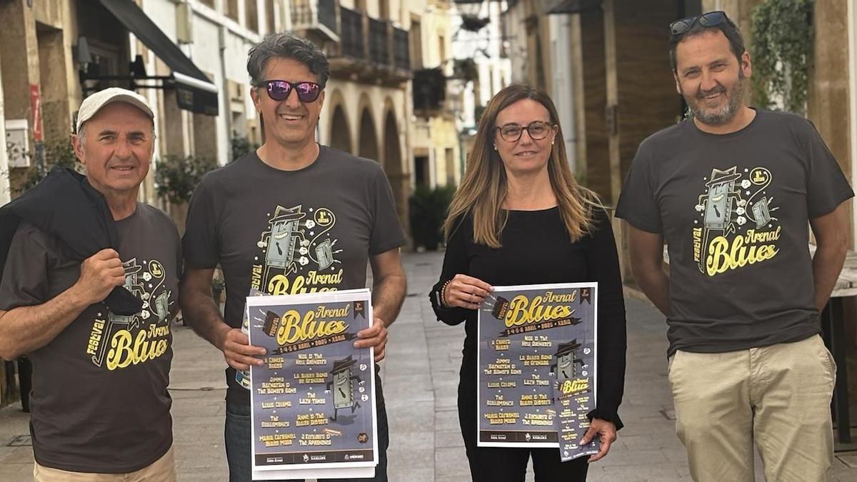 Los organizadores y la concejala de Cultura, Mavi Pérez