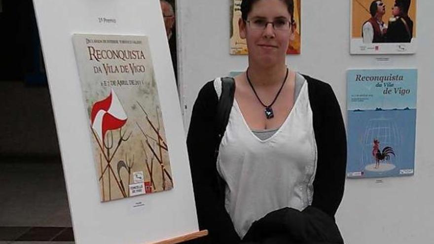 Isabel Nuñez, junto al cartel que promociona este año la Reconquista.