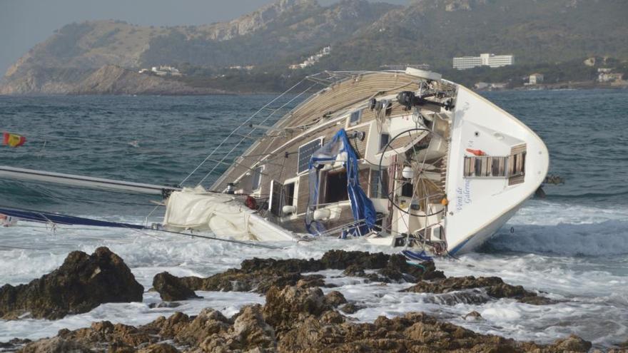 Auch am Dienstagmorgen (9.7.) lag das gestrandete Segelboot noch auf den Felsen am Paseo Marítimo