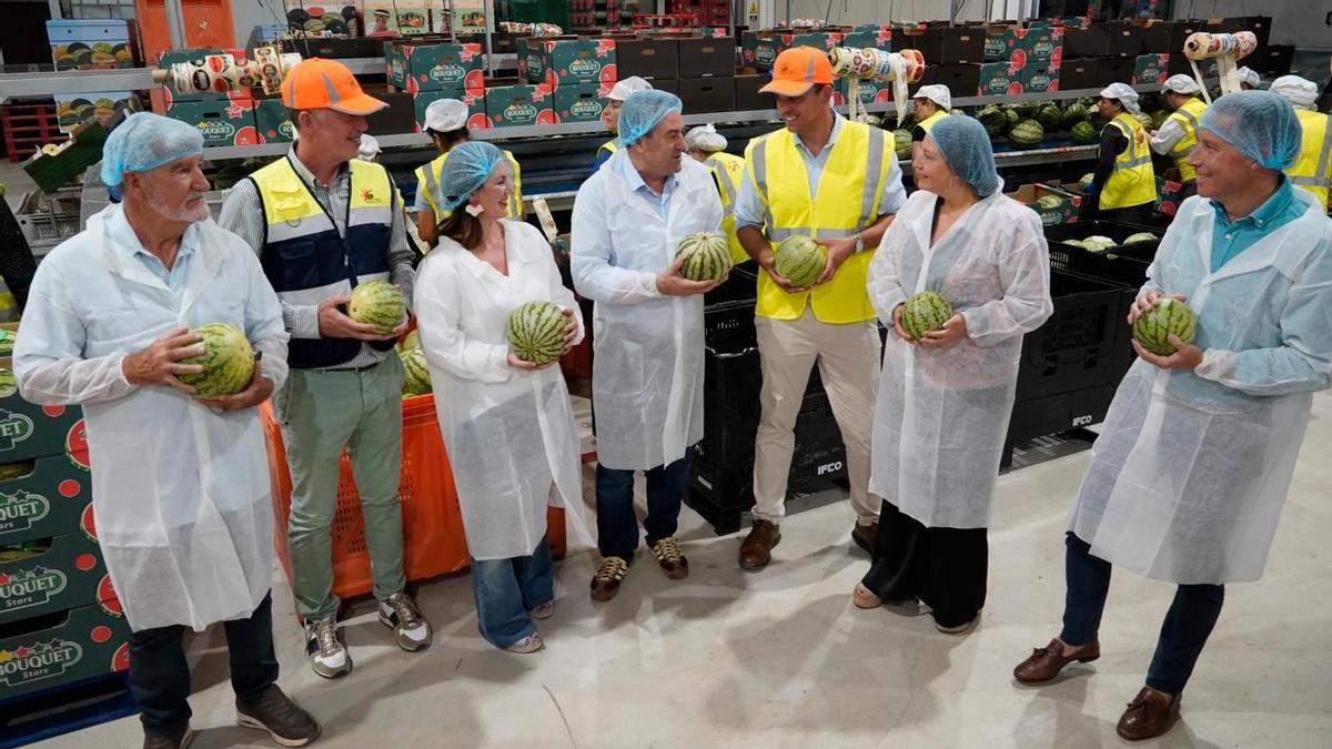 Las eurodiputadas Maravillas Abadía y Carmen Crespo, y el consejero Buendía (centro) en un momento de la visita a la cooperativa Agroter.