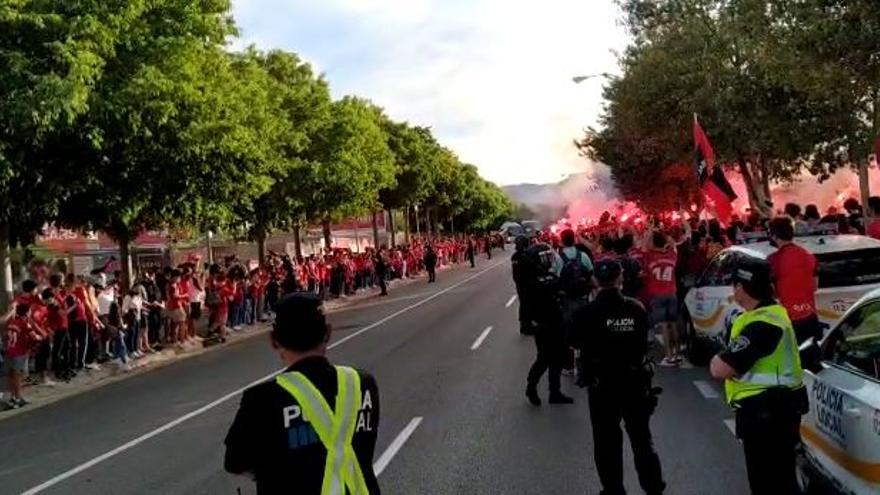 Multitudinario recibimiento al Mallorca a su llegada a Son Moix