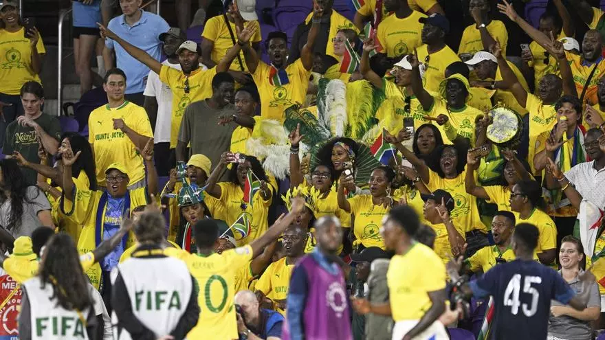 Los hinchas de Mamelodi Sundowns celebran el triunfo de su equipo en el Mundial de Clubes