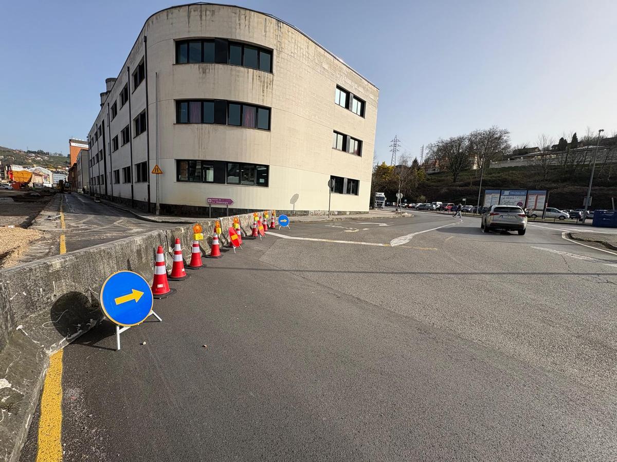 La calle Pepita Fernández Duro, en La Felguera,  a la izquierda de la imagen, cerrada al tráfico