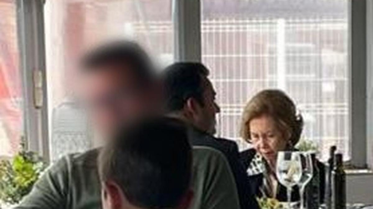 La Reina Sofía, &#039;cazada&#039; este lunes en un restaurante del Grau de Castelló con ocasión de su visita a la provincia.