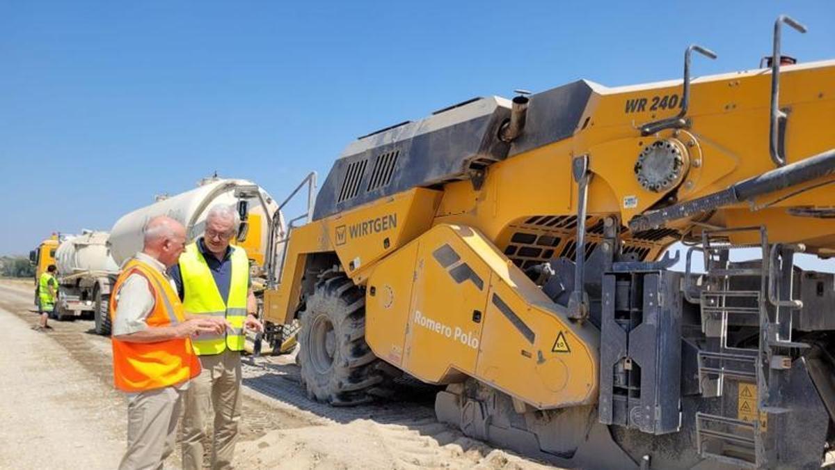 Miguel Ánger Arminio se ha desplazado al tramo en obras de la A-230 donde se ejecuta el nuevo firme.