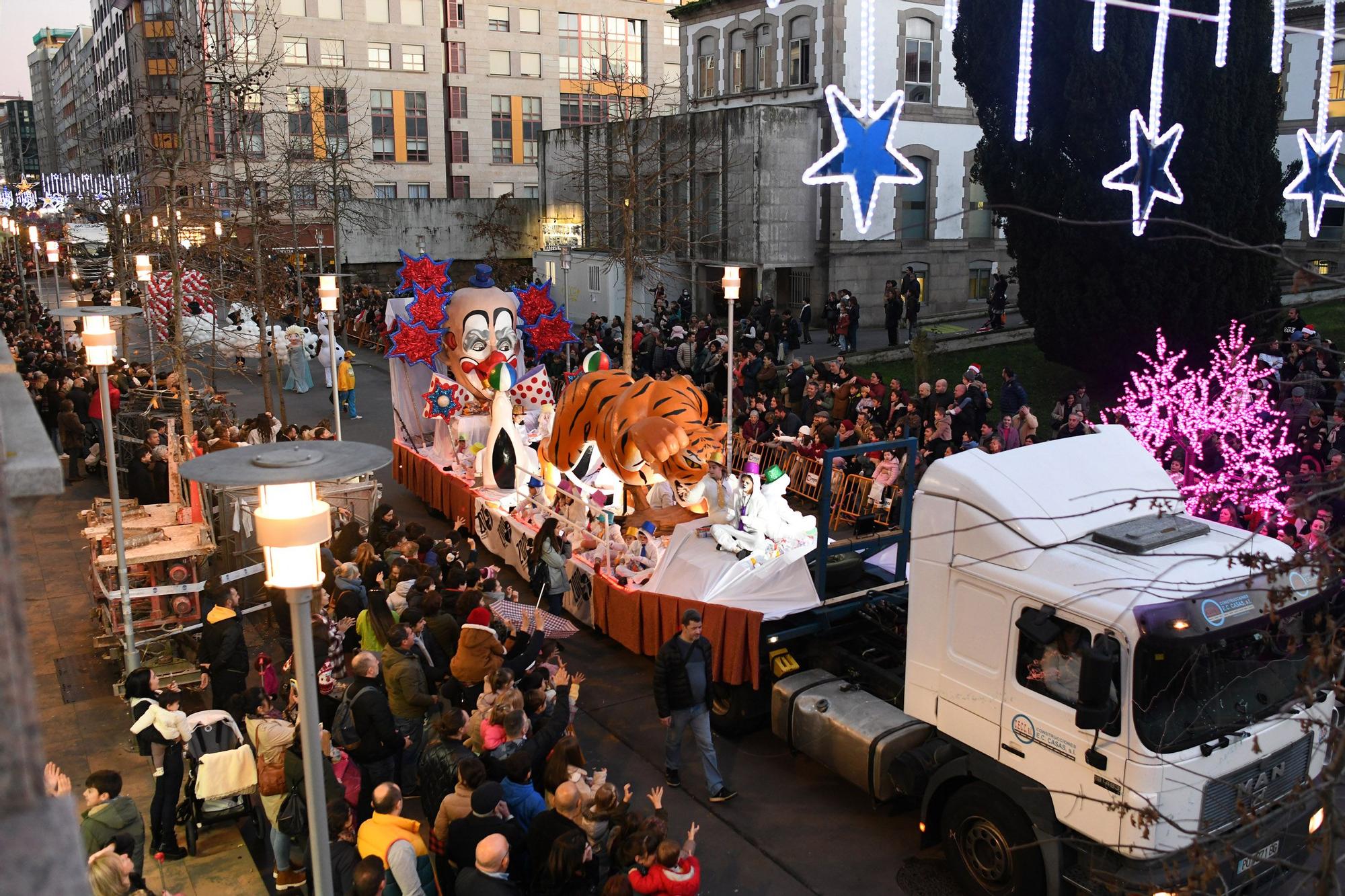 Pontevedra abarrota las calles para recibir a Melchor, Gaspar y Baltasar