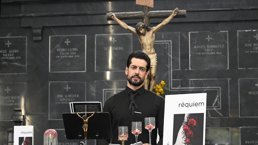 Vicente Férez lleva sus versos a los difuntos en el Cementerio de Sant Joan