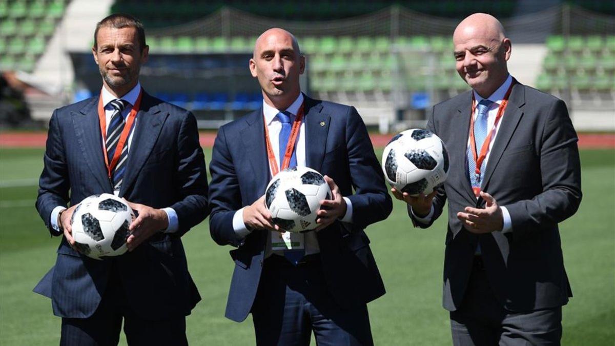 Rubiales en un acto con Aleksander ¿eferin, presidente de la UEFA, e Infantino, presidente de la FIFA