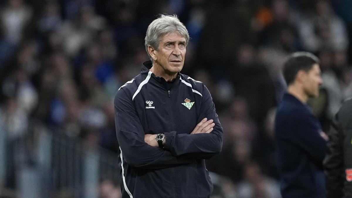 Manuel Pellegrini, entrenador del Real Betis Balompié, observa durante el partido de LaLiga EA Sports disputado entre el Real Madrid y el Real Betis Balompié en el Santiago Bernabéu.