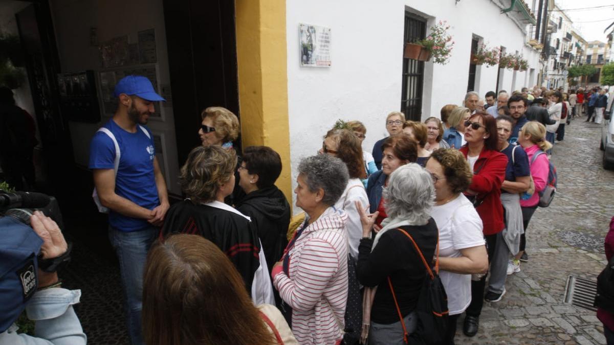 Primeras colas en los patios nada más abrir sus puertas