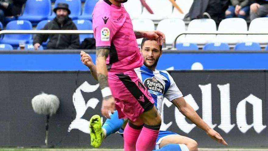 El central levantinista Cabaco, ante Andone en Riazor.