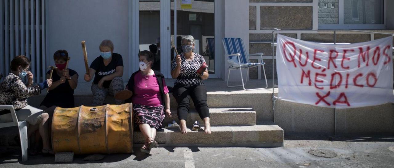 Protesta de los vecinospor la falta de médicoen un centro de saludde Monterrei.