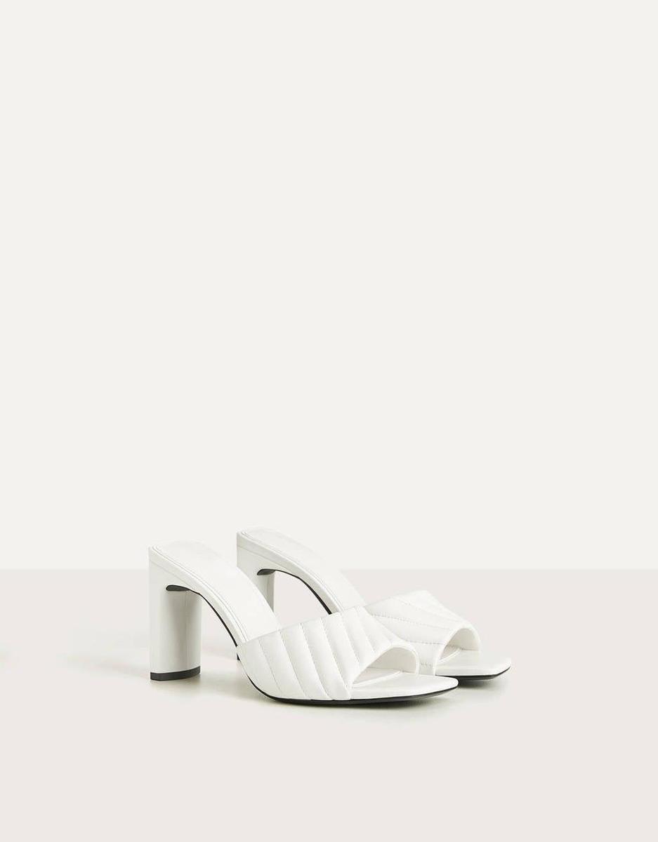 Sandalias de tacón blanco de Bershka. (Precio: 25, 99 euros)