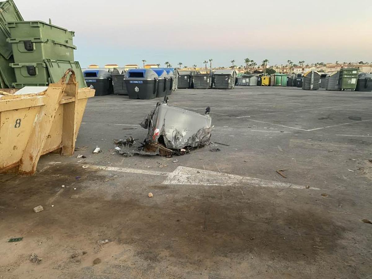 Así está una parcela municipal en Orihuela Costa de acopio de materiales