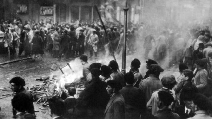 El fotógrafo gijonés Constantino Suárez captó la imagen superior desde una de las ventanas del Instituto de Jovellanos. En la fotografía se ve la hoguera, en medio de la calle de Jovellanos, y al fondo, a la izquierda, la esquina de la Iglesiona que da a la calle del Instituto (entonces de Primo de Rivera).