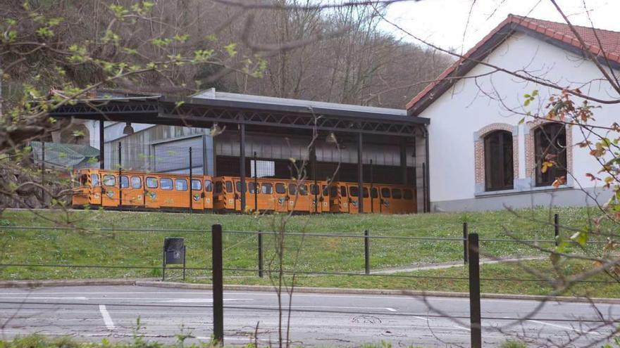 El tren turístico, en la estación de El Cadavíu, que permanece cerrada desde principios de diciembre del pasado año.