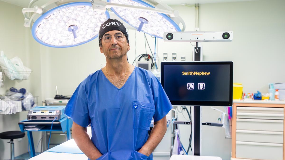 El doctor Mas, responsable de Traumavist, junto a la tecnología de CORI.