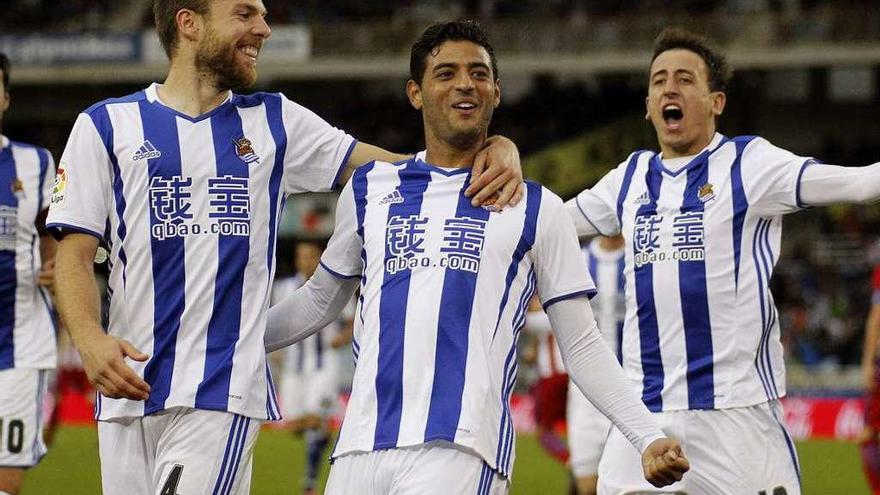 Illarra, Vela y Oyarzabal celebran el primer gol realista. // Efe