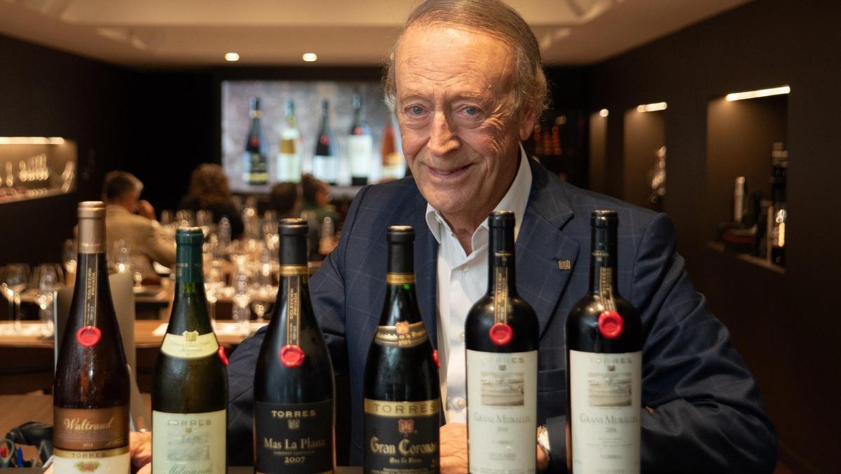 Miguel A. Torres, presidente de Familia Torres, con las botellas de la Colección Privada de la bodega.
