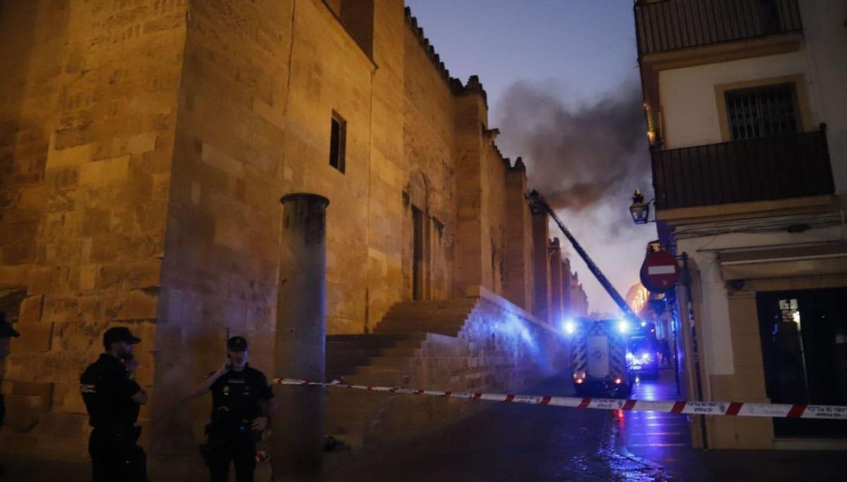 Els bombers aturen un incendi dins de la mesquita de Còrdova Els bombers aturen un incendi dins de la mesquita de Còrdova