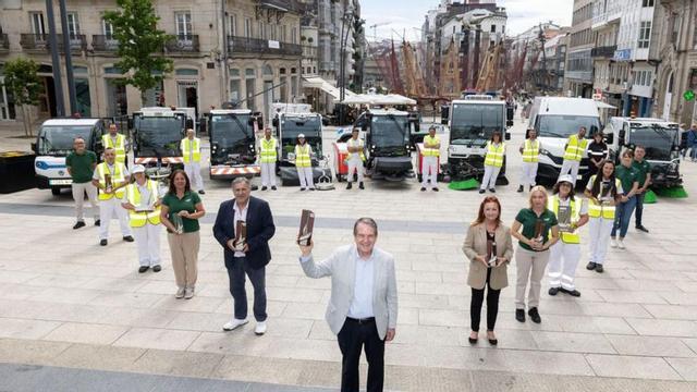 Caballero,  en el centro, con los ediles Javier Pardo  y Patricia Iglesias y parte del equipo y medios de  FCC Medio Ambiente.