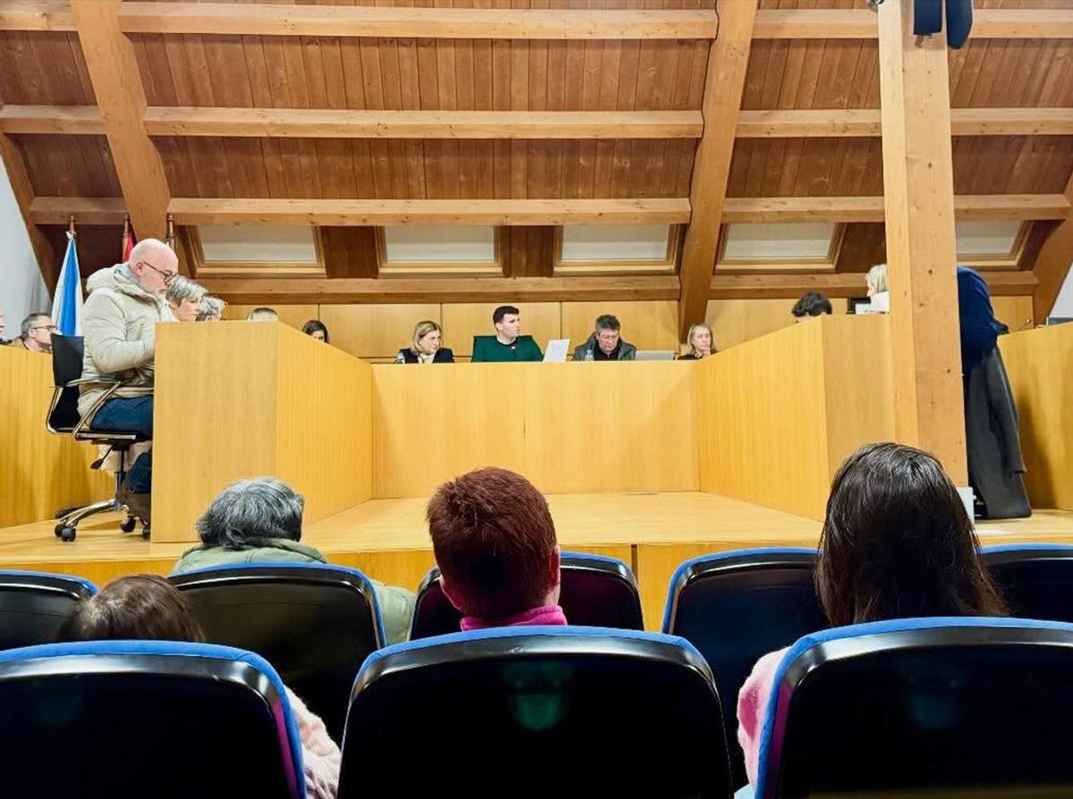 La corporación municipal durante la sesión plenaria de este jueves.  | CEDIDA