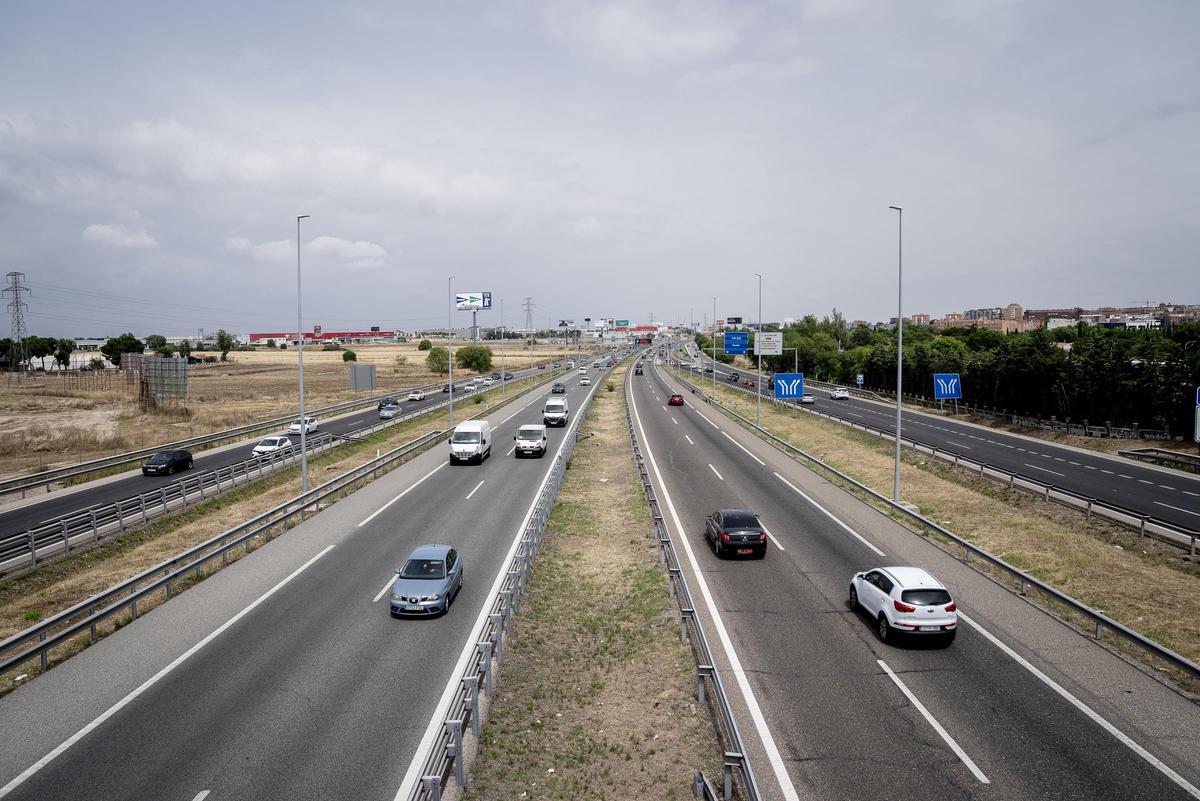 Archivo - Varios coches circulan durante la operación salida de verano 2024, en la autovía A5, a 28 de junio de 2024, en Madrid (España).