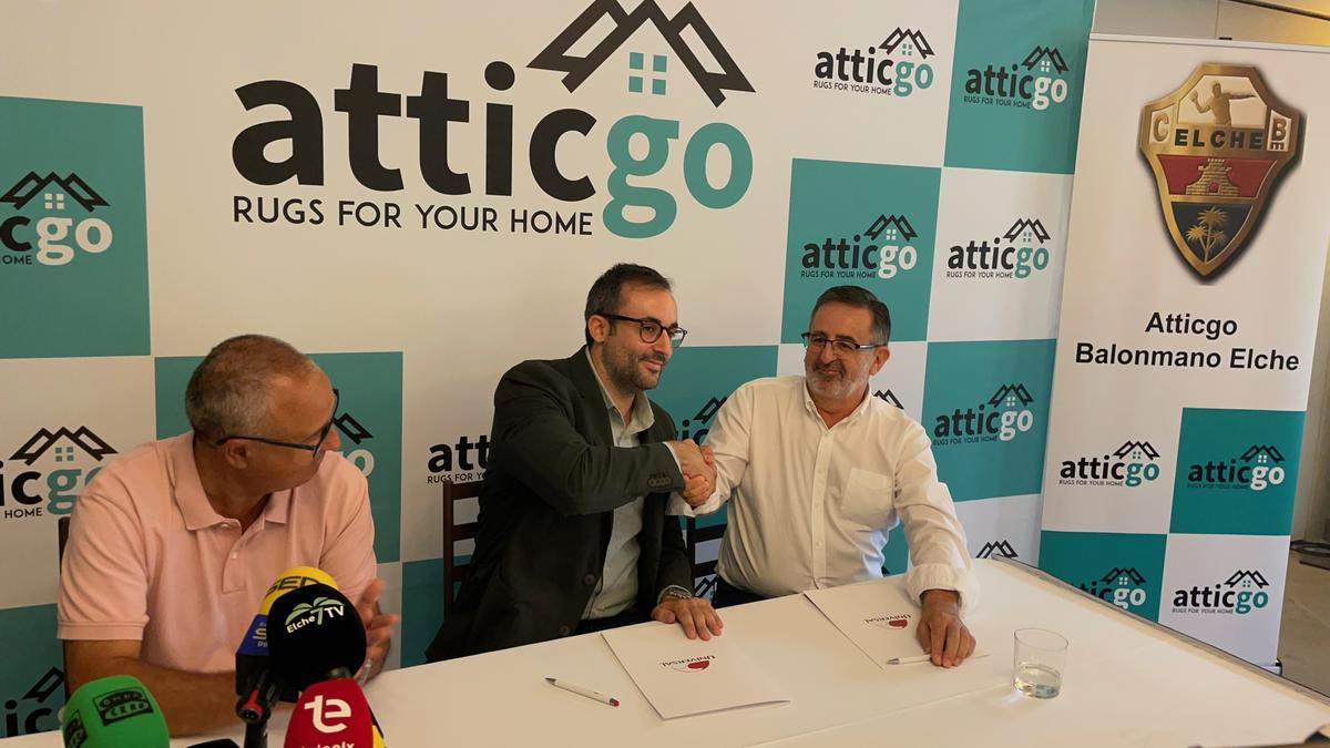 Instante de la firma del contrato de patrocinio entre Atticgo Grupo Universal y el Club Balonmano Elche