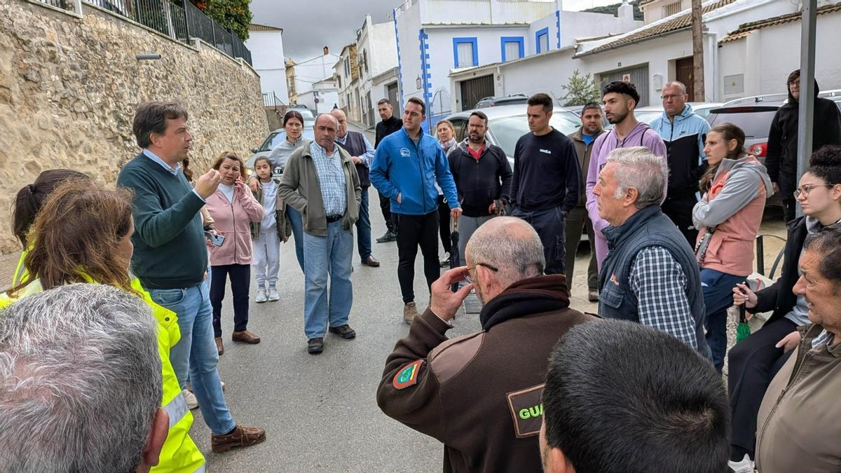 El alcalde de Lucena explica a los vecinos de Jauja el plan alternativo para la carretera A-3131.