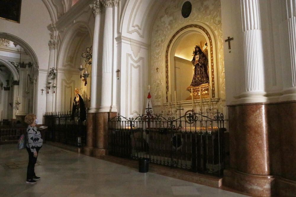 En la iglesia de Santiago, algunos fieles se pasan a rezar con las medidas de higiene y distanciamiento social que el propio templo se esmera por cumplir y dar a conocer.