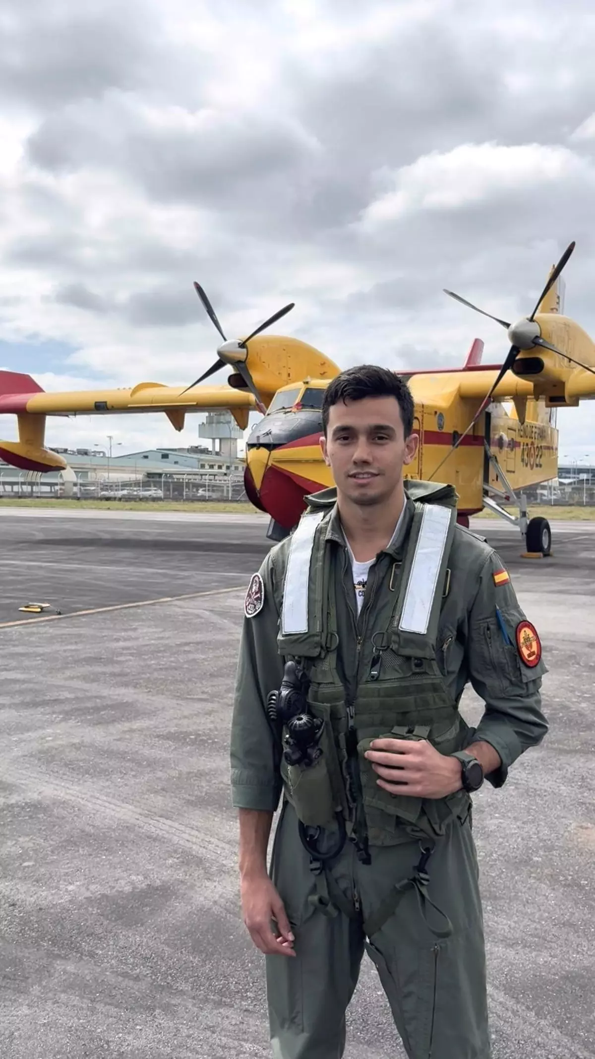 El teniente Corral (25 años) combate desde el aire los incendios en Galicia: «El pirómano debe saber que muchos nos jugamos la vida»