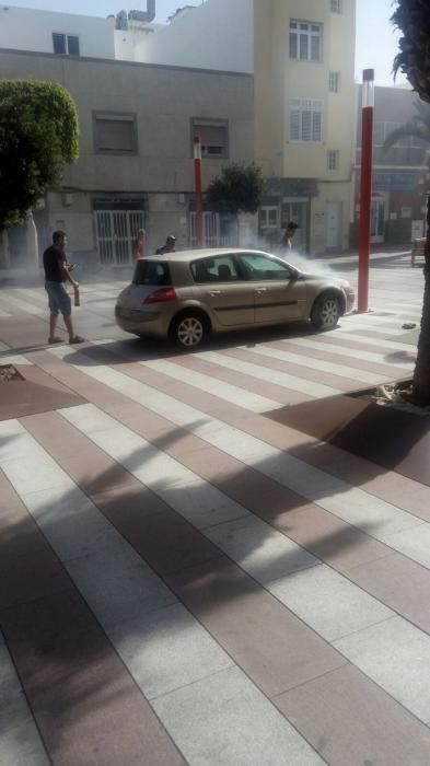 Arde un coche en Playa de Arinaga