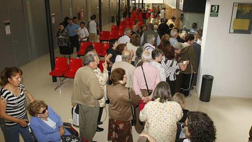 Usuarios del nuevo centro de salud Campoamor, en la Plaza América, ayer