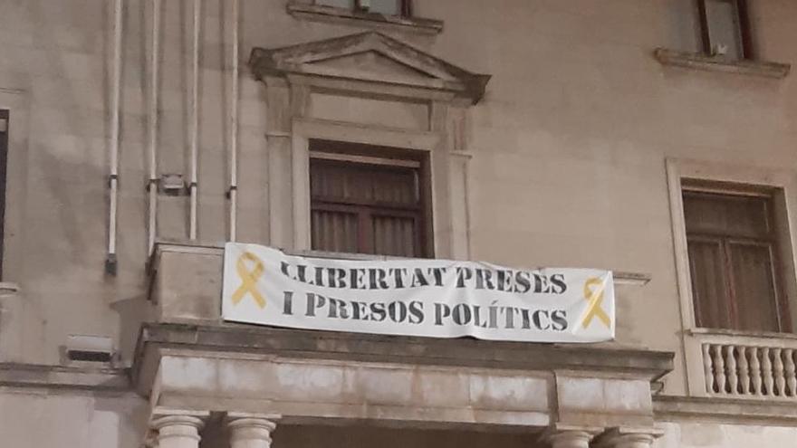 Pancarta a l&#039;Ajuntament de Figueres.