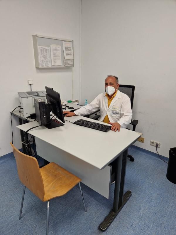 José Enrique Sotelo (PP Cangas), haciendo guardia en el centro de salud. | FDV