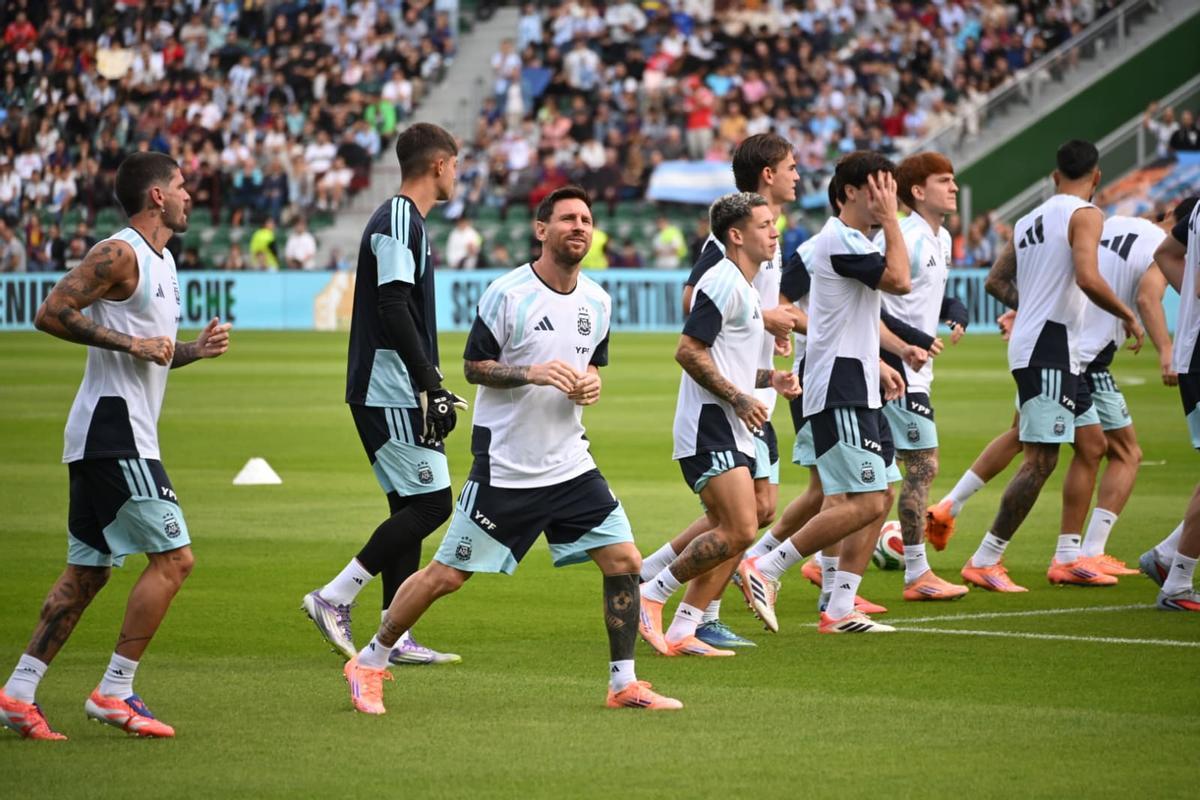 Messi observa la grada del Martínez Valero durante su entrenamiento.