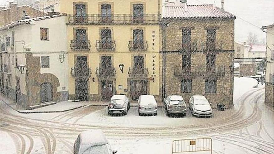 La nieve deja aislados a camioneros en el Coll d’Ares y provoca problemas de tráfico