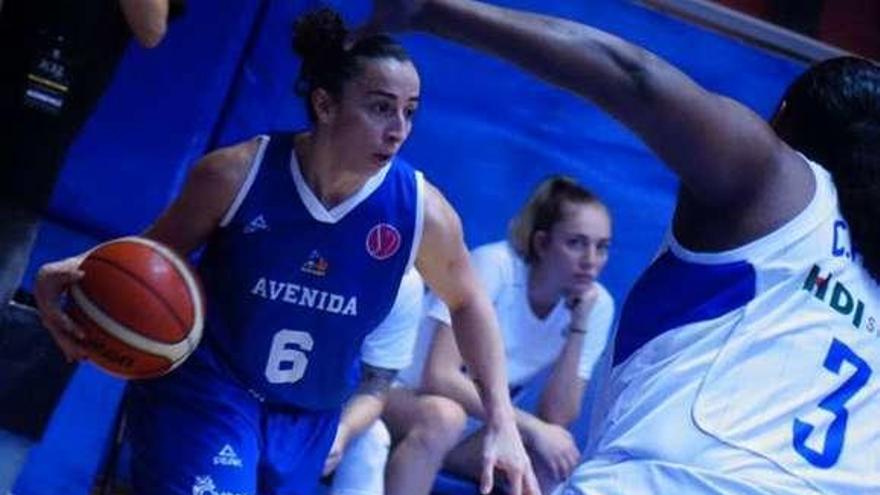 Silvia Domínguez, con el balón en el partido de ayer.