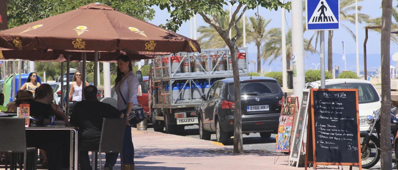Gandia impide instalar carteles con ofertas fuera de las terrazas del paseo marítimo